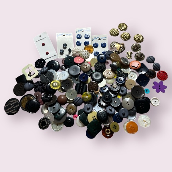 Large Lot Of Vtg Buttons For Sewing Crafts Scrapbooks Mix Of Sizes & Colors - Picture 12 of 16